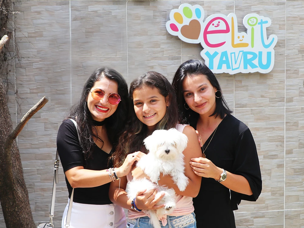 Ayşe Erdem ve kızları, Maltese Terrier yavrularına kavuştu