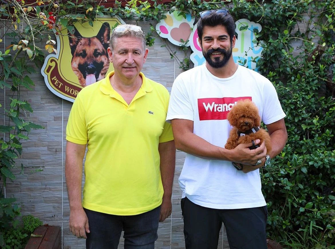 Burak Özçivit ve ailesi Poodle yavrularına kavuştular - Elit Yavru