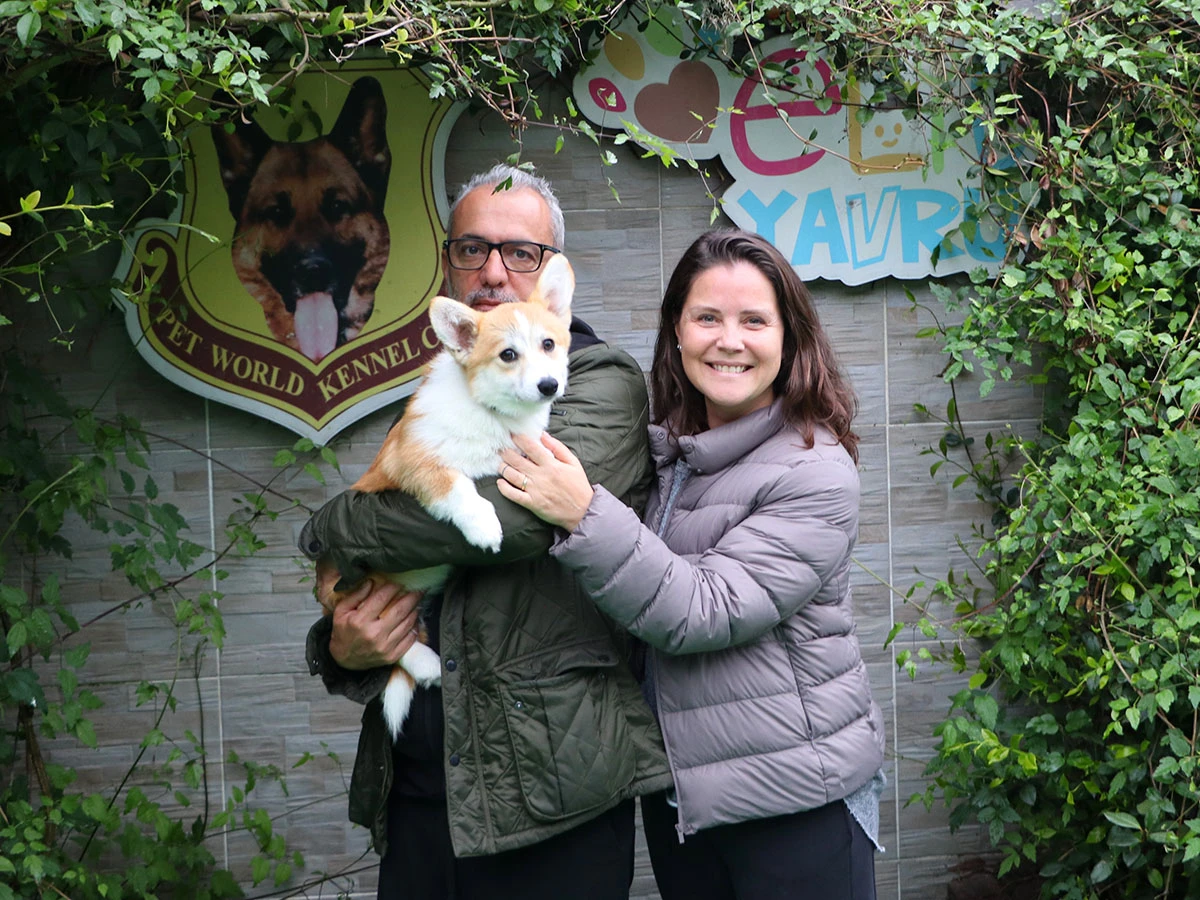 Burak Bey ve ailesi Corgi kızlarına kavuştular