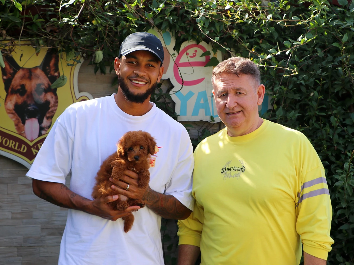 Joshua King ve ailesi Poodle yavrularına kavuştular