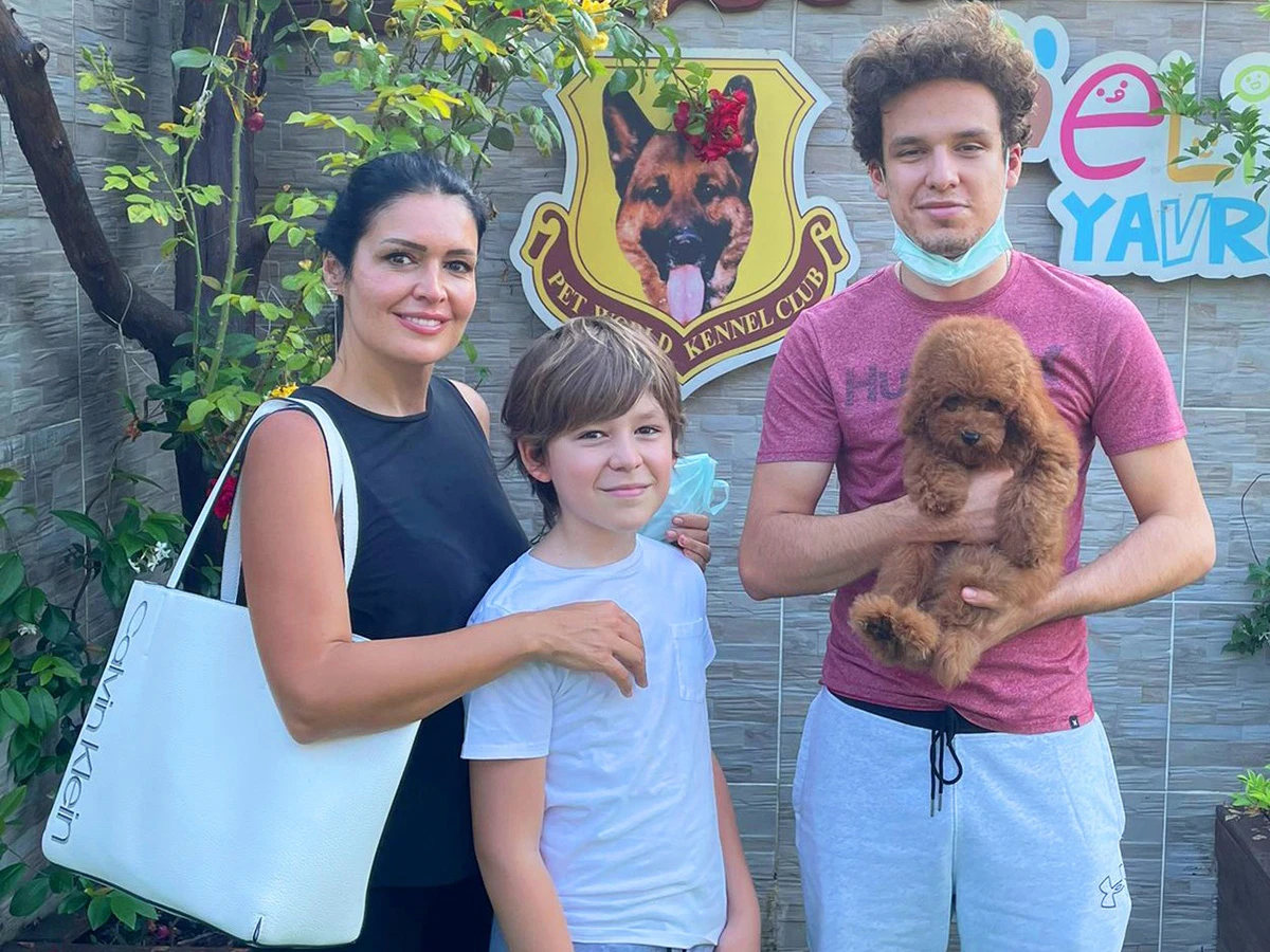 Sühendam Hanım ve ailesi Red Brown Poodle yavrusuna kavuştular